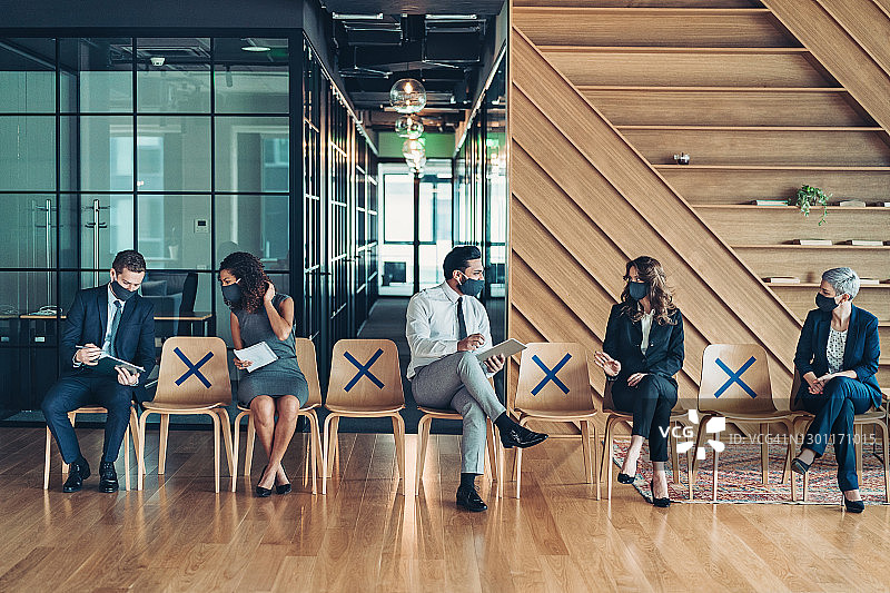 戴着口罩开会的各民族商人图片素材