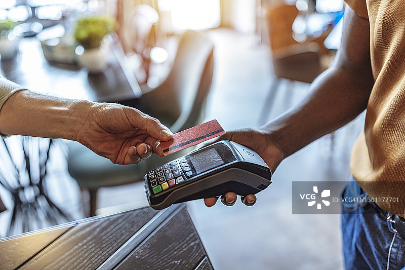 咖啡馆非接触式支付特写图片素材