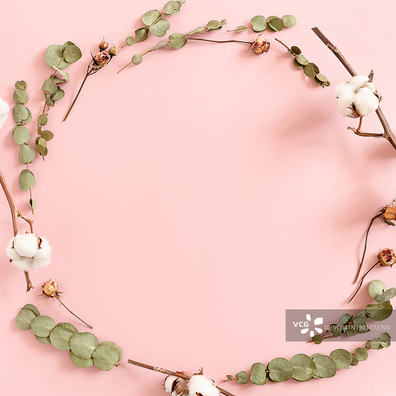 干桉树枝、玫瑰和棉花制成的花环图片素材