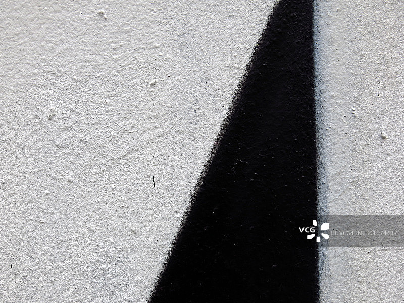 巴黎粗糙白墙上的黑色抽象画图片素材