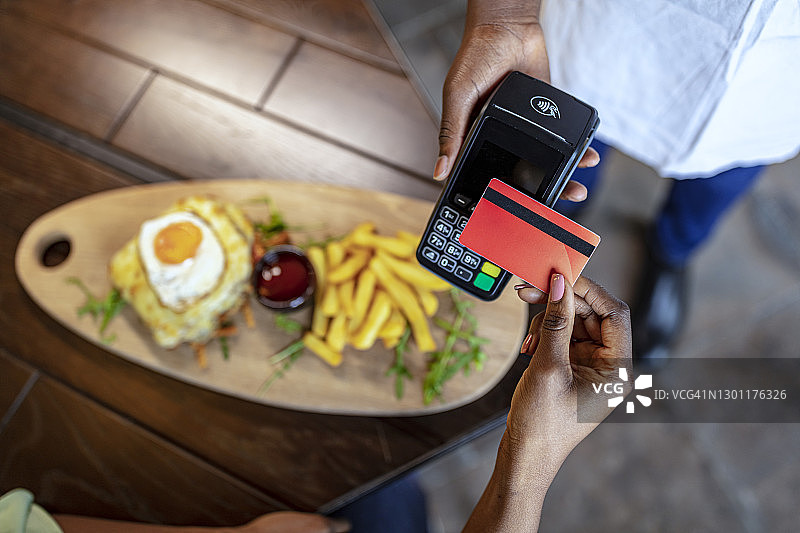 通过非接触式支付接受信用卡图片素材