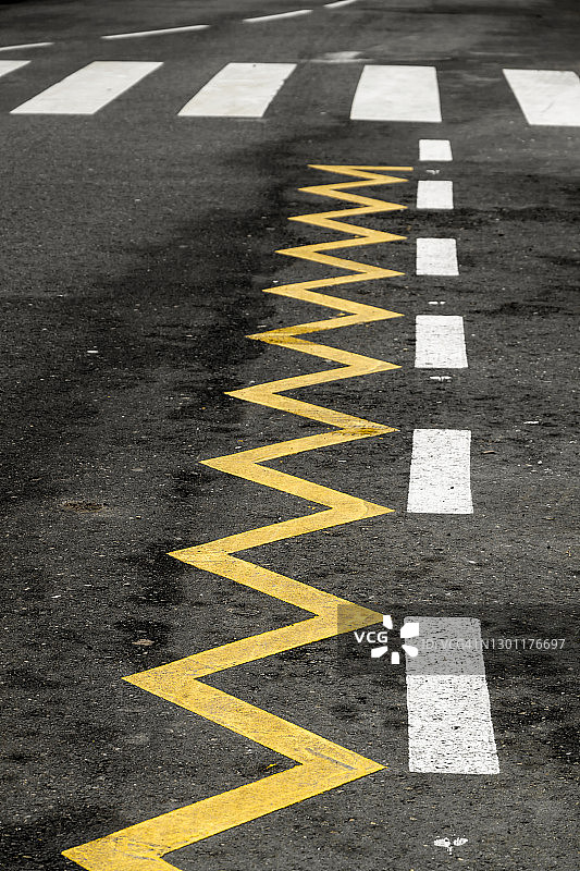 沥青路面上的标志图片素材