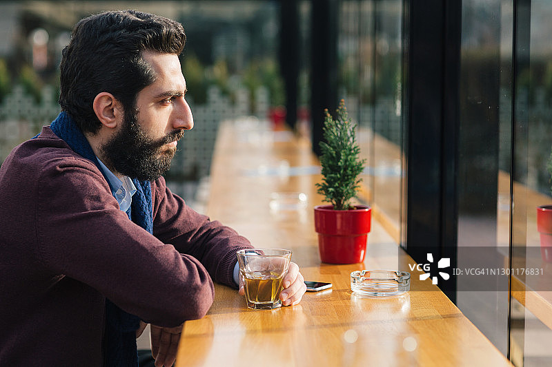 压力大的男人在酒吧里图片素材