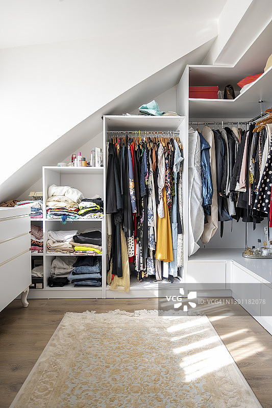 凌乱的更衣室图片素材