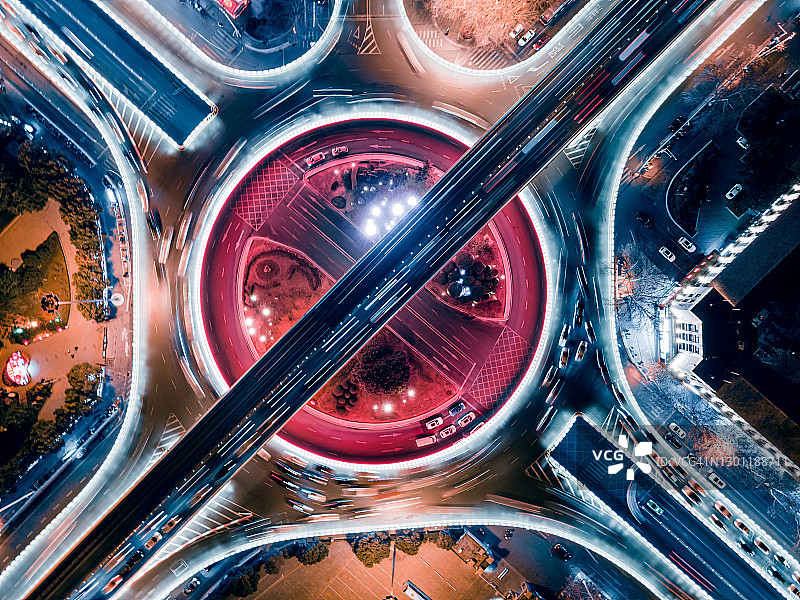 城市高架桥夜间交通图片素材