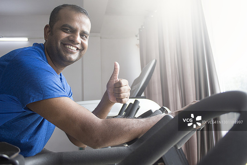 在健身房锻炼的印度男人图片素材