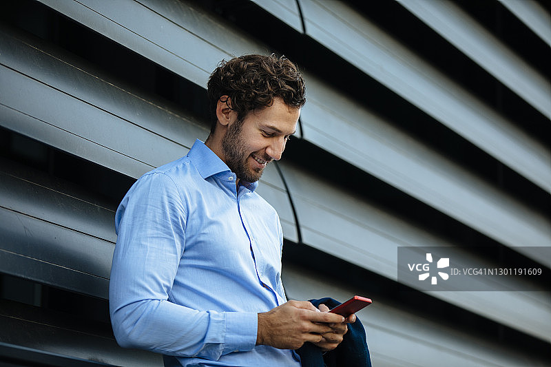 使用手机发短信的商人肖像图片素材