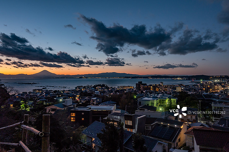 日本神奈川县海边的富士山和居民区图片素材
