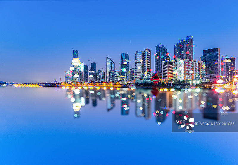 中国山东青岛城市黎明景观，焦点模糊图片素材