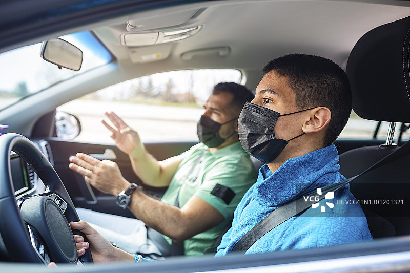 青少年男孩上驾驶课图片素材