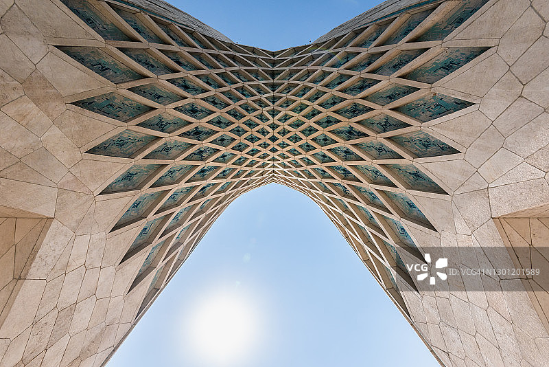德黑兰自由纪念塔的独特视角（仰视）图片素材