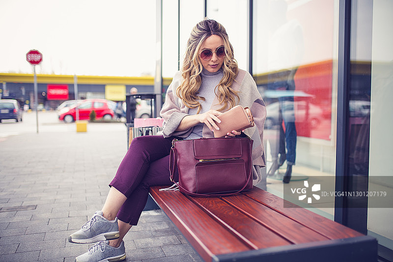 在购物中心的女人图片素材