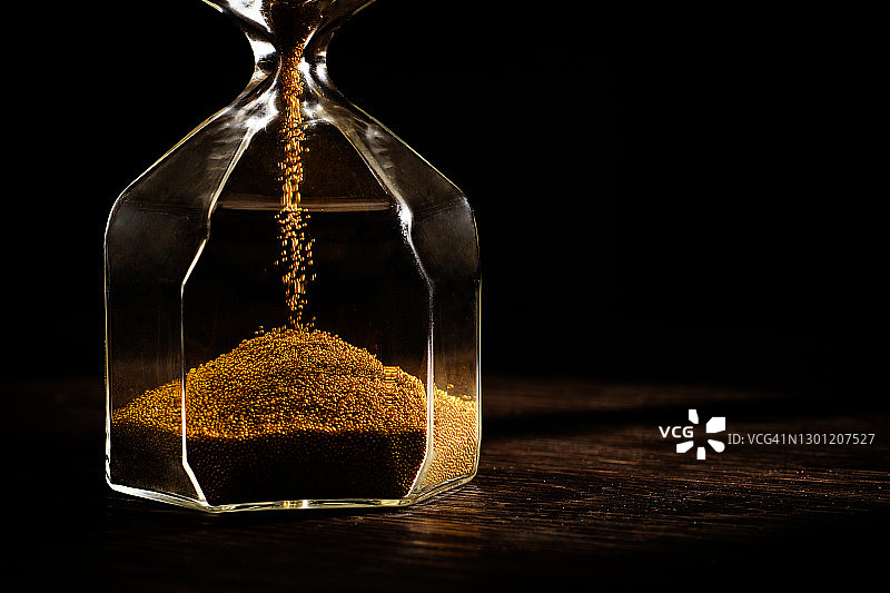 带有金色沙子的沙漏图片素材