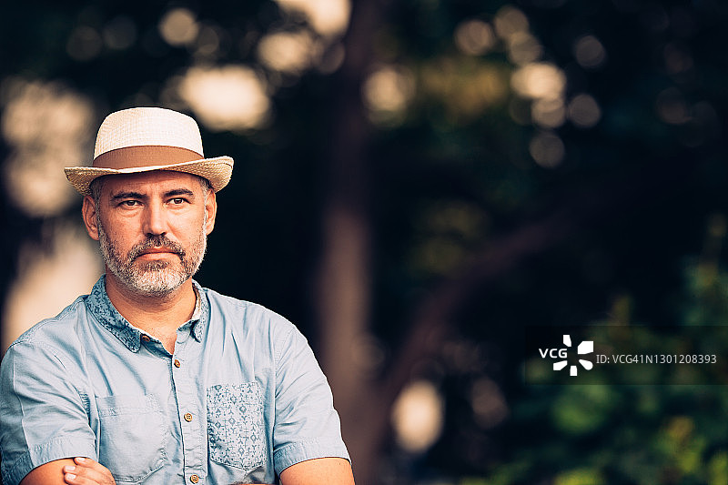 戴帽子的年长男人在户外站立的肖像图片素材