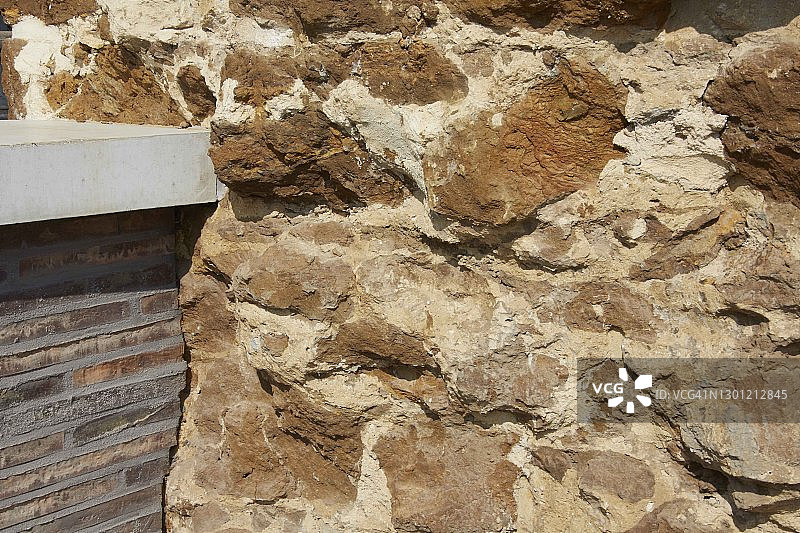 带砖砌烟囱的粗糙墙面图片素材