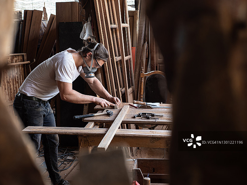 木匠在工作室制作木制家具，自主创业，手工制作，小型工厂概念图片素材
