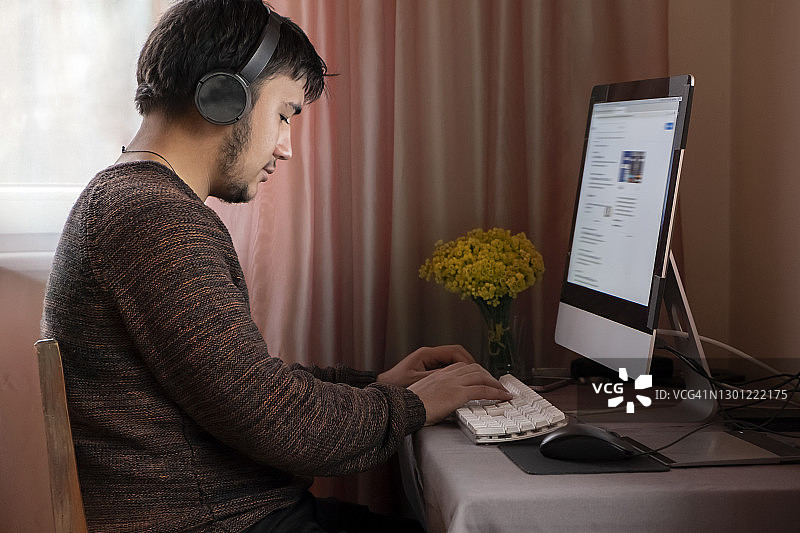 在家工作的年轻人图片素材