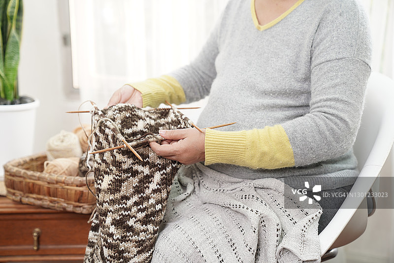 孕妇编织图片素材