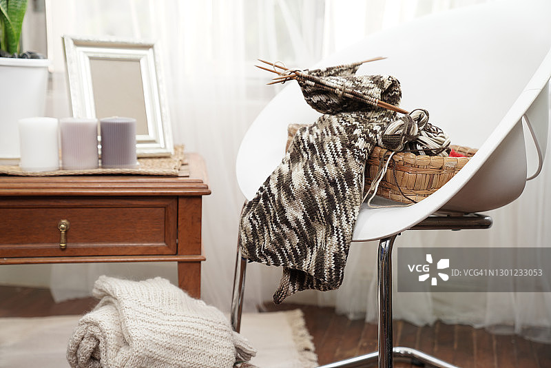 带搁板装饰的针织毛衣篮子图片素材