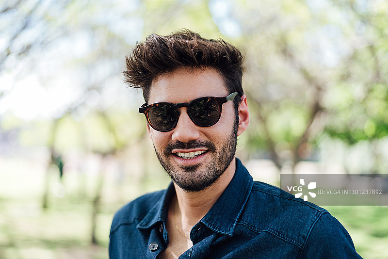 在自然公园里戴太阳镜的男人图片素材