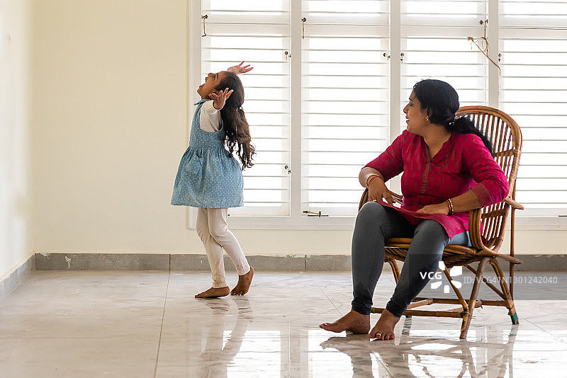 母女在家玩耍图片素材
