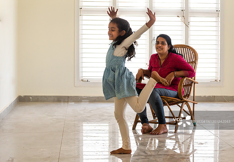 母女在家玩耍图片素材