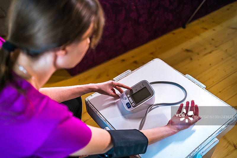 在家测量血压图片素材