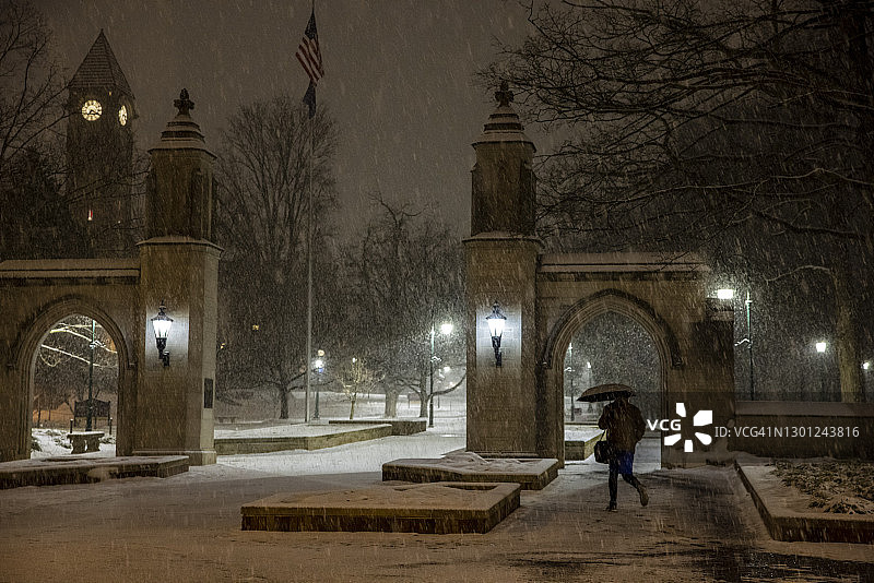 在样品门雪地行走的人图片素材
