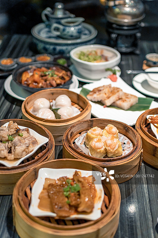 特写变化的点心在一个餐厅图片素材