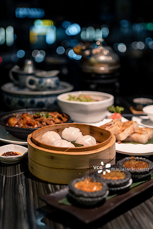 特写变化的点心在一个餐厅图片素材