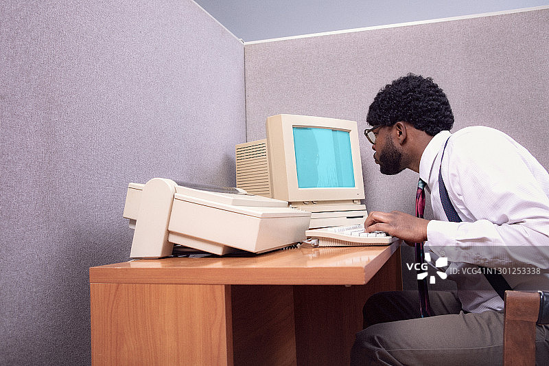 复古风办公室职员隔间电脑工作站图片素材