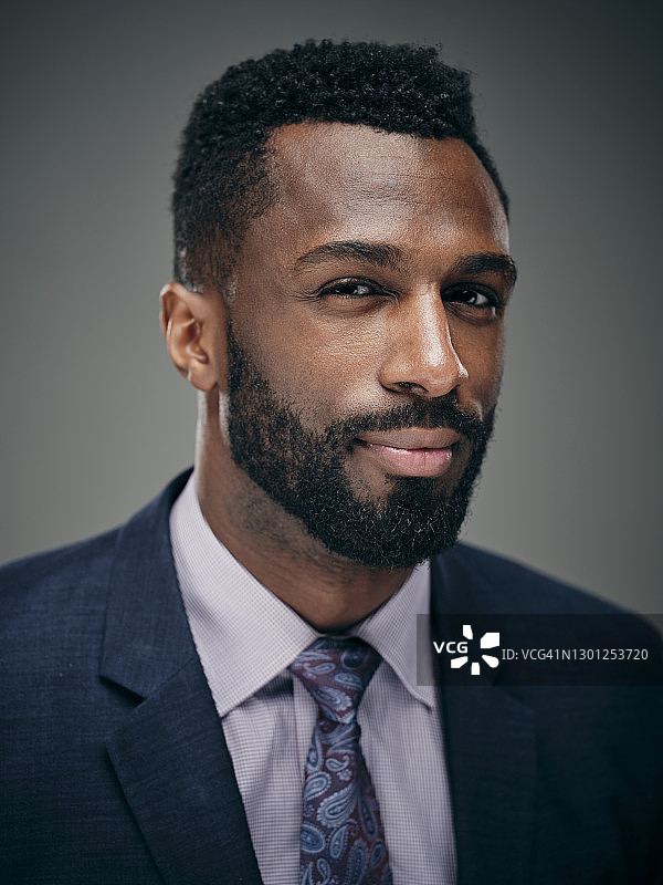 身穿西装的男士的棚拍肖像图片素材