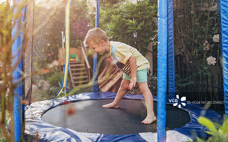 在蹦床上跳跃图片素材