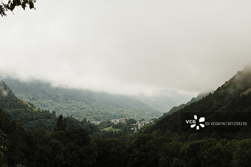 雾中山景，留白区域图片素材