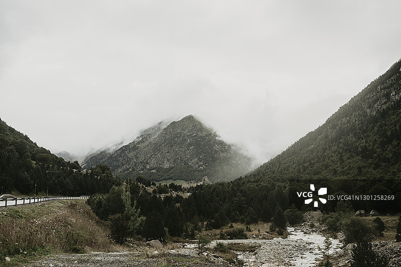 雾中山景，留白区域图片素材