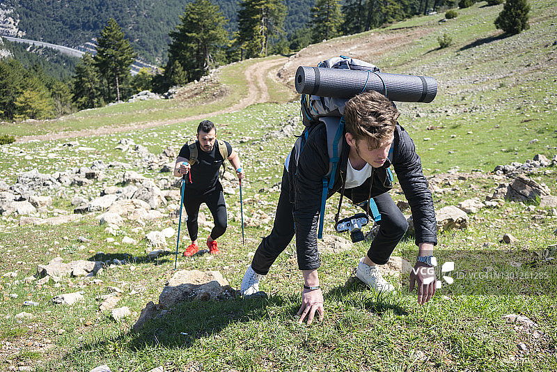 两名登山者在山顶图片素材