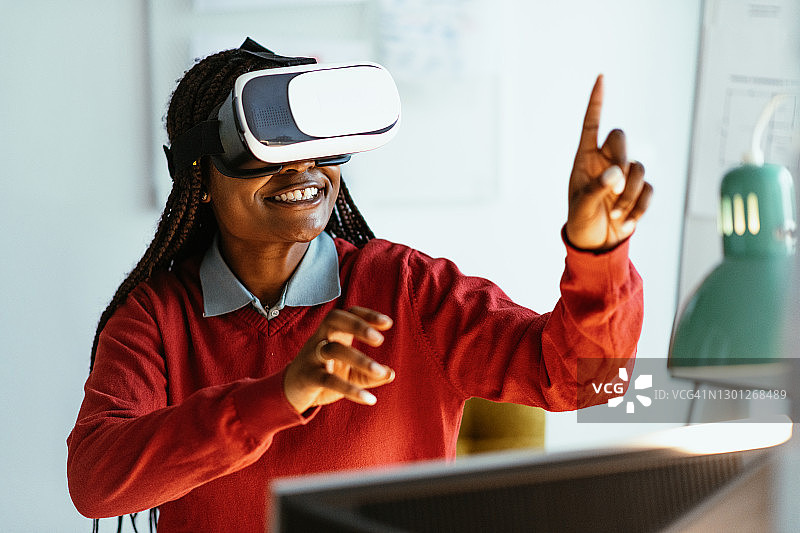 非裔美国女商人使用VR模拟器图片素材