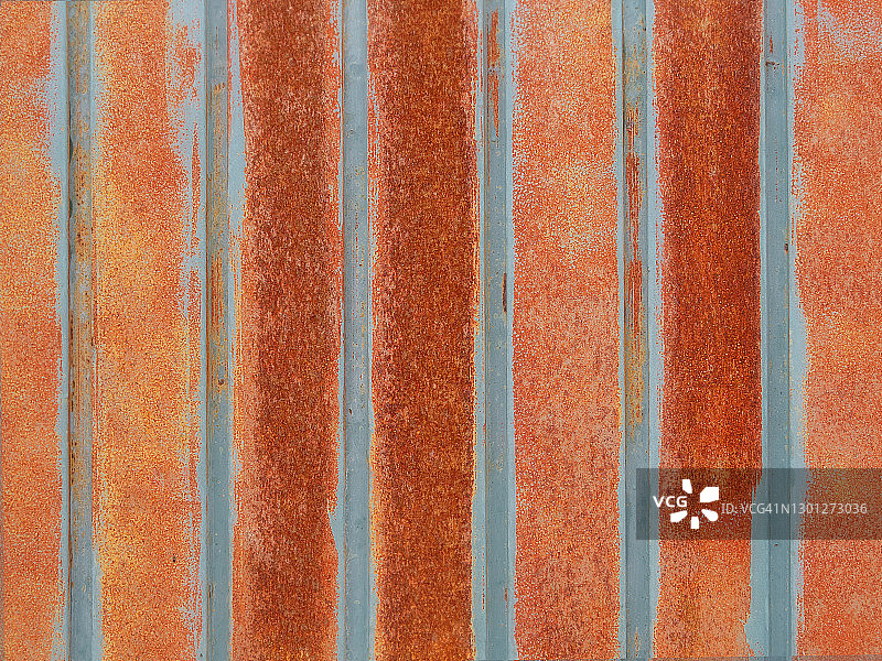 带锁的斑驳金属门图片素材