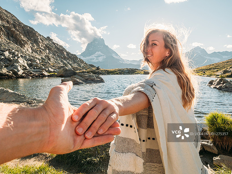 情侣在马特宏峰附近牵手的视角图片素材