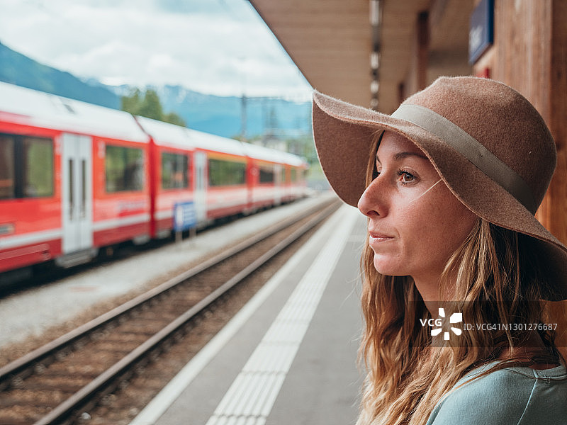 女子在车站等候火车图片素材