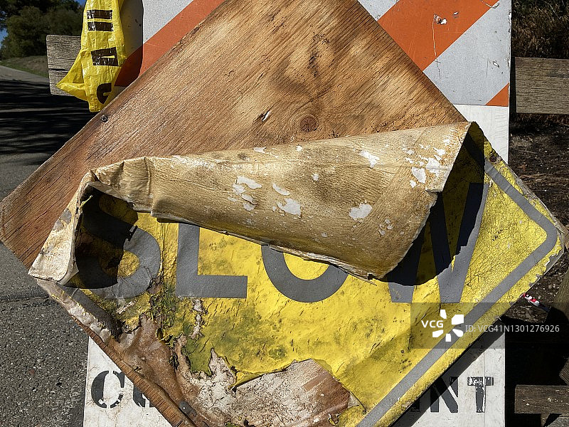 腐烂的减速慢行标志图片素材