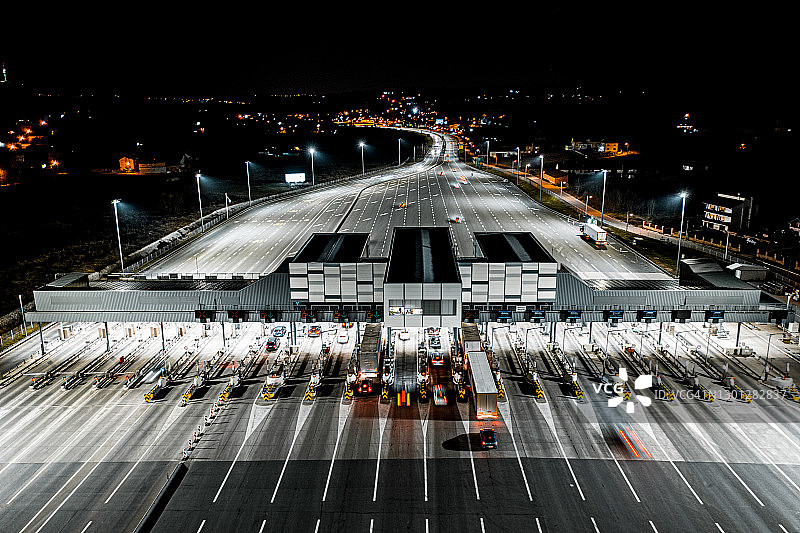 夜间无人机拍摄的高速公路收费站图片素材