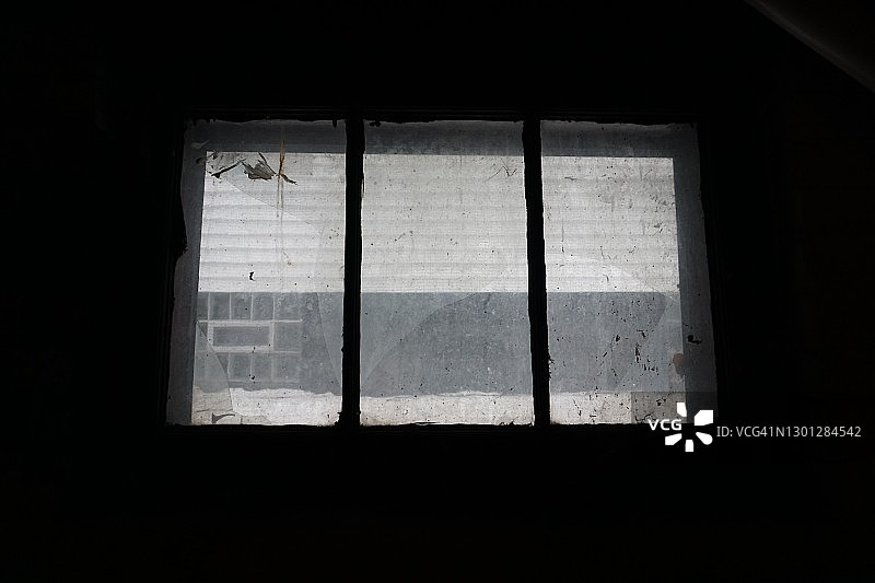 从窗户向外看图片素材