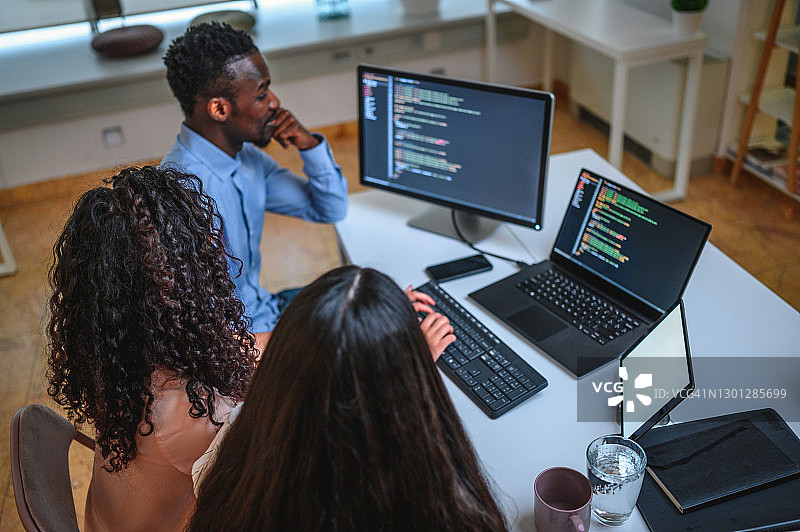 多民族商务团队在办公室共同编程和开发应用程序图片素材