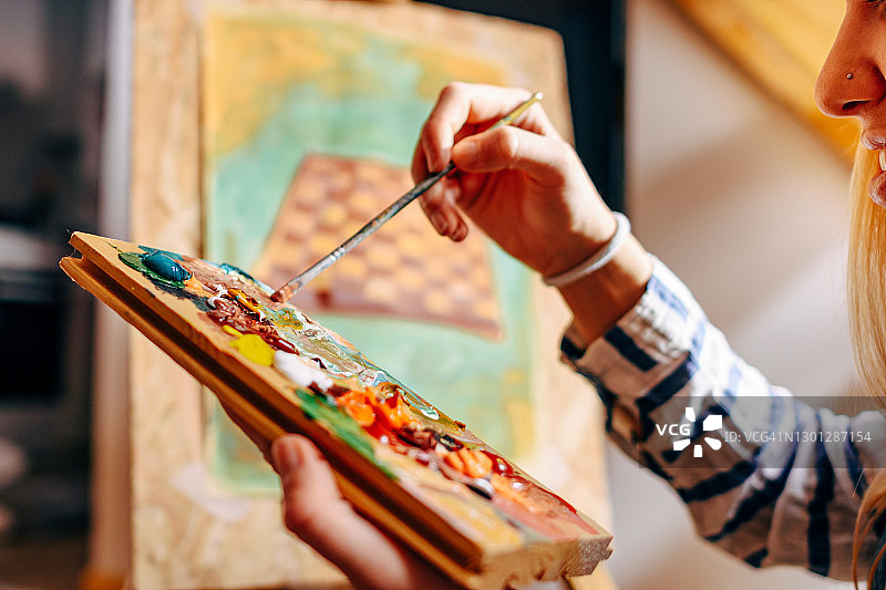 女人在家在地板上绘画图片素材