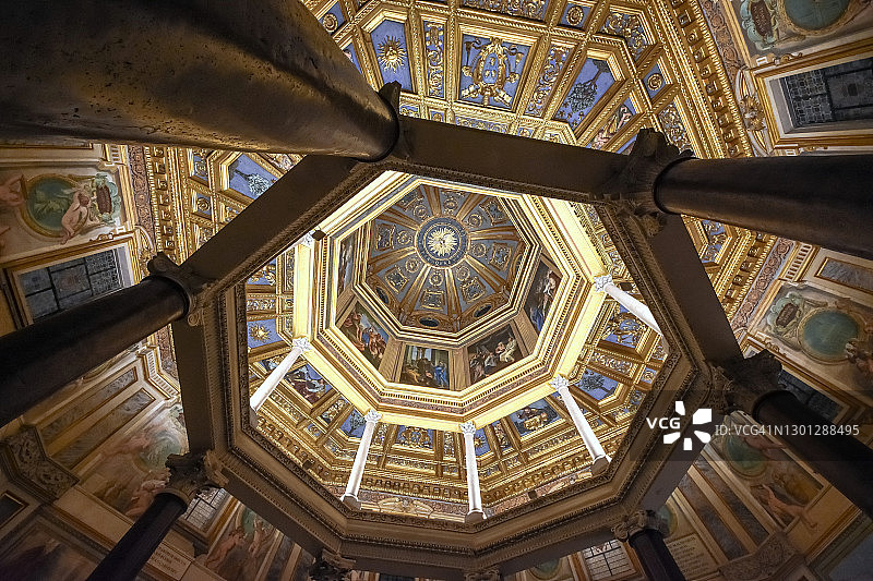 拉特兰圣乔瓦尼大教堂洗礼堂，罗马，拉齐奥，意大利图片素材