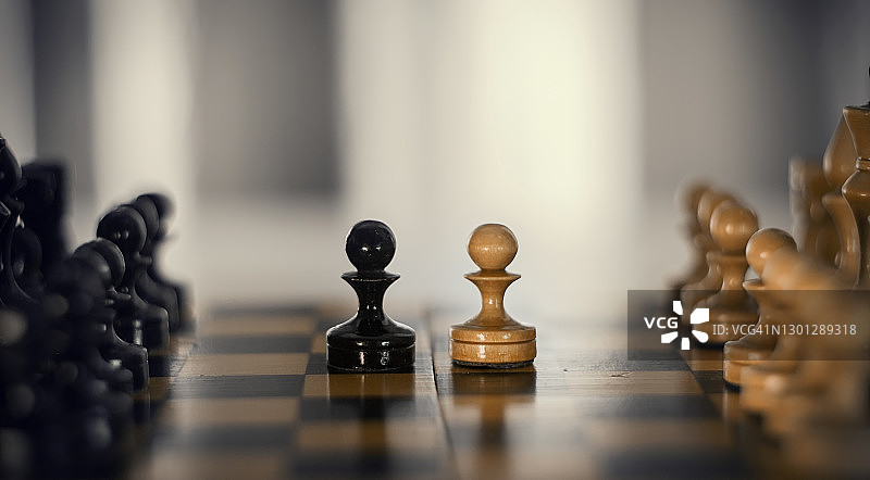 棋盘上的两枚黑白兵图片素材