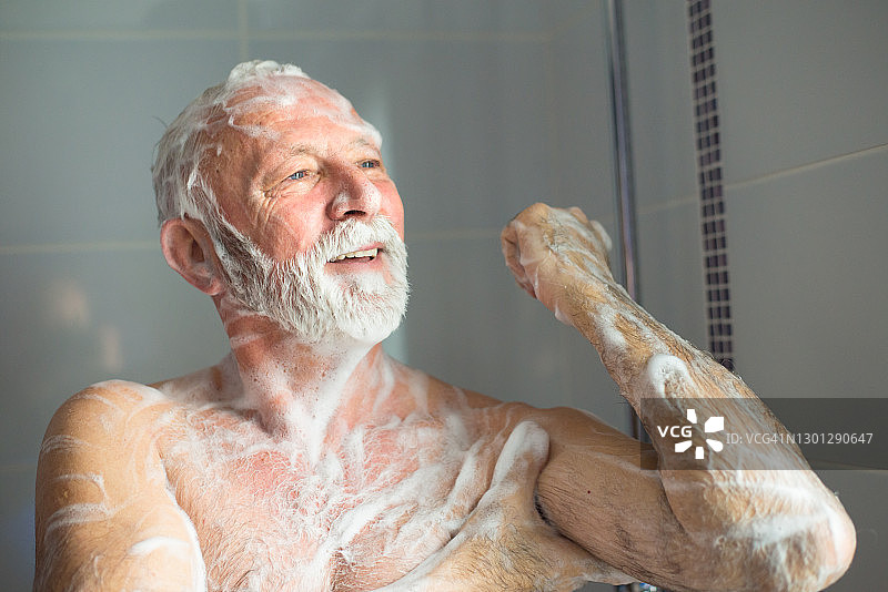 年长的男人早上淋浴图片素材