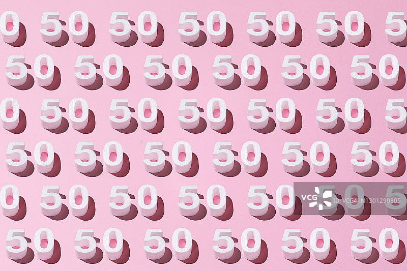 粉色背景上的白色50图案，金婚纪念概念图片素材