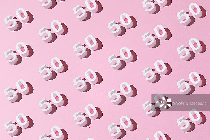 粉色背景上的白色50图案，金婚纪念概念图片素材